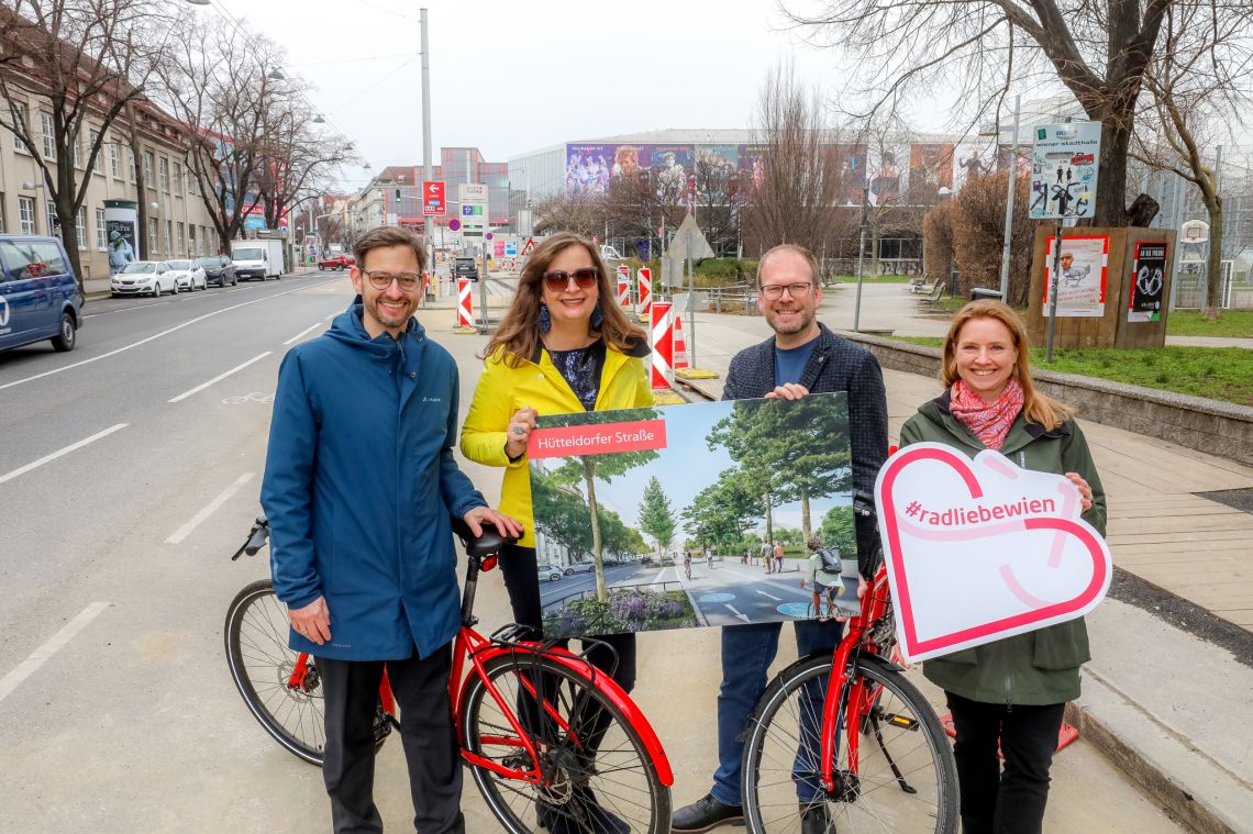 4 Politiker*innen mit Visualisierung des Radwegs neben roten Fahrrädern
