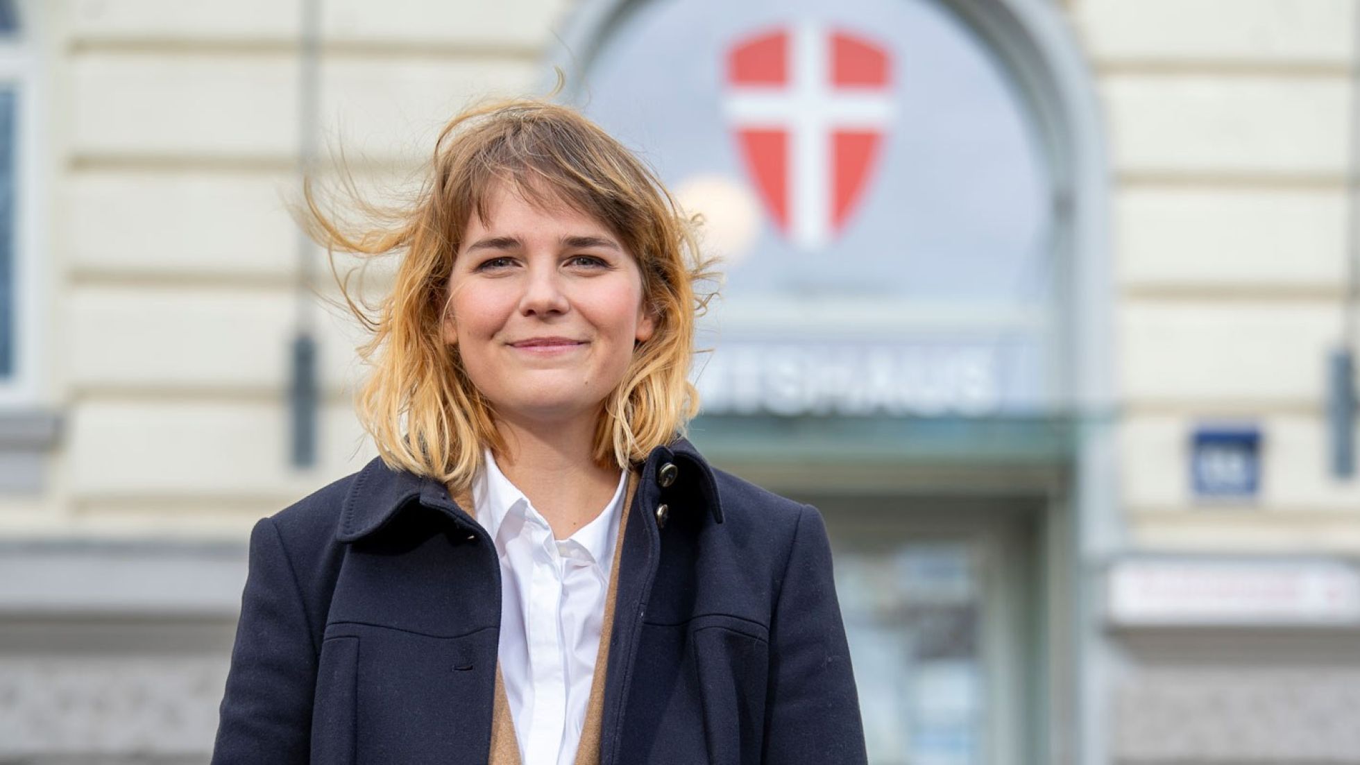 copyright: BV 16 Stefanie Lamp vor dem Bezirksgebäude; Herbst