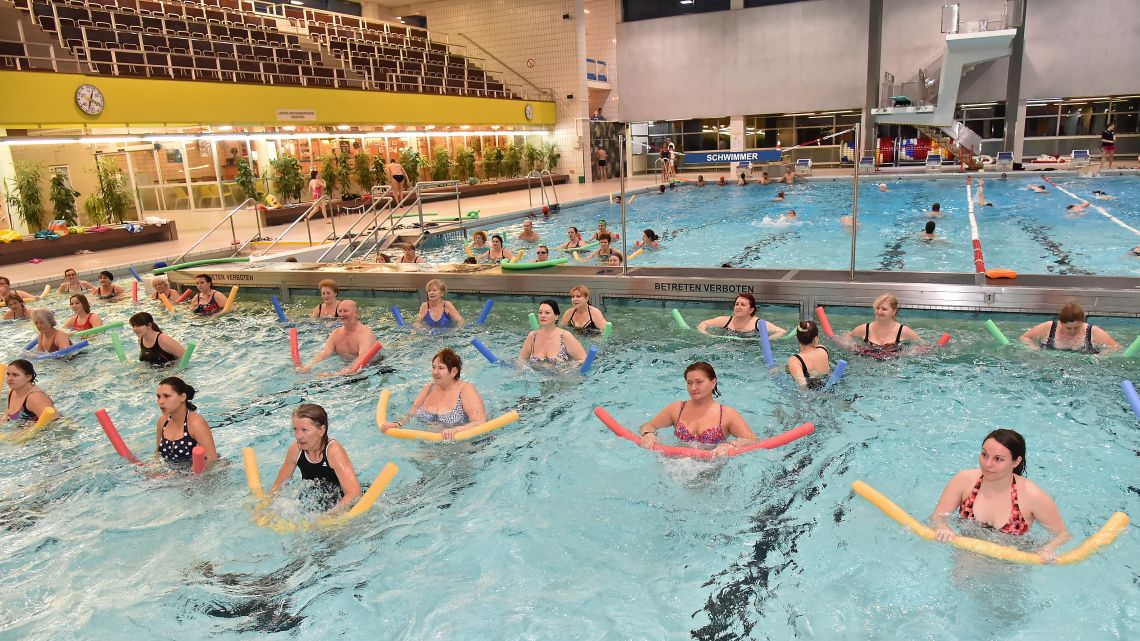 Mehrere Personen bei der Wassergymnastik in einem Schwimmbecken