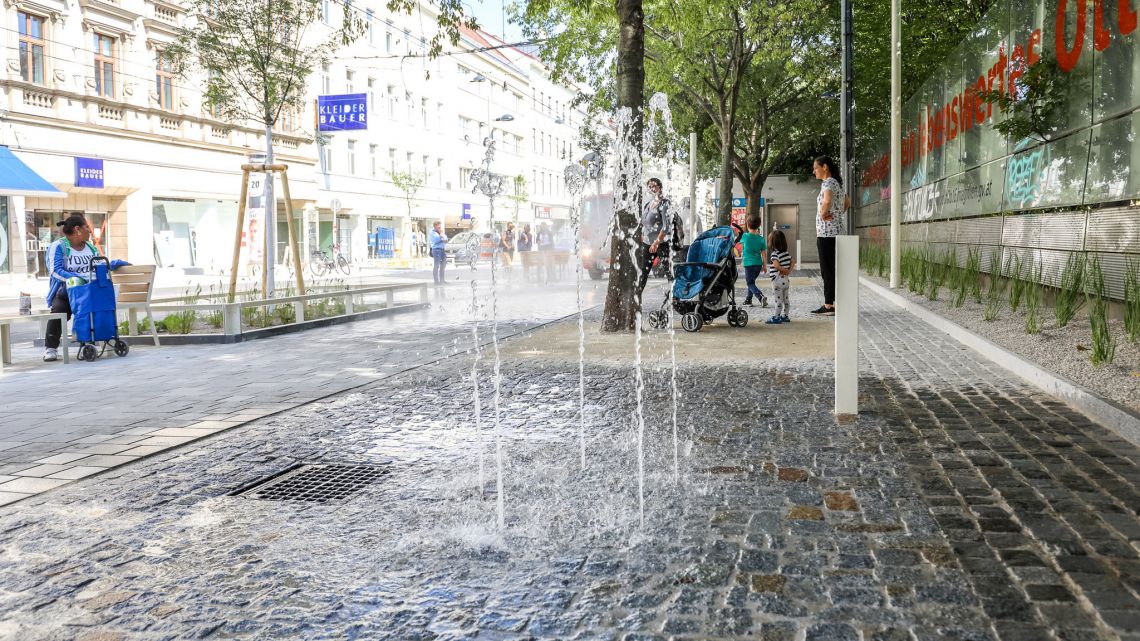 Wasser kommt aus Bodendüsen in der Thaliastraße