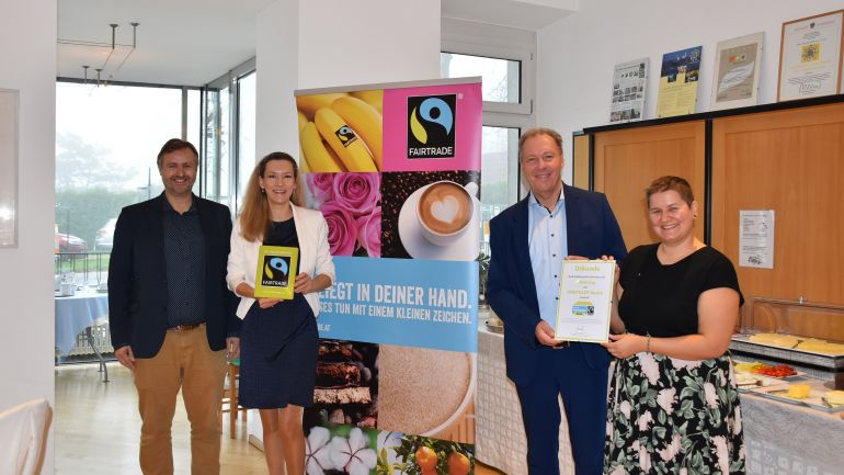 Bezirksvorsteher Franz Prokop mit einem Mann und 2 Frauen mit einer "Fairtrade"-Urkunde
