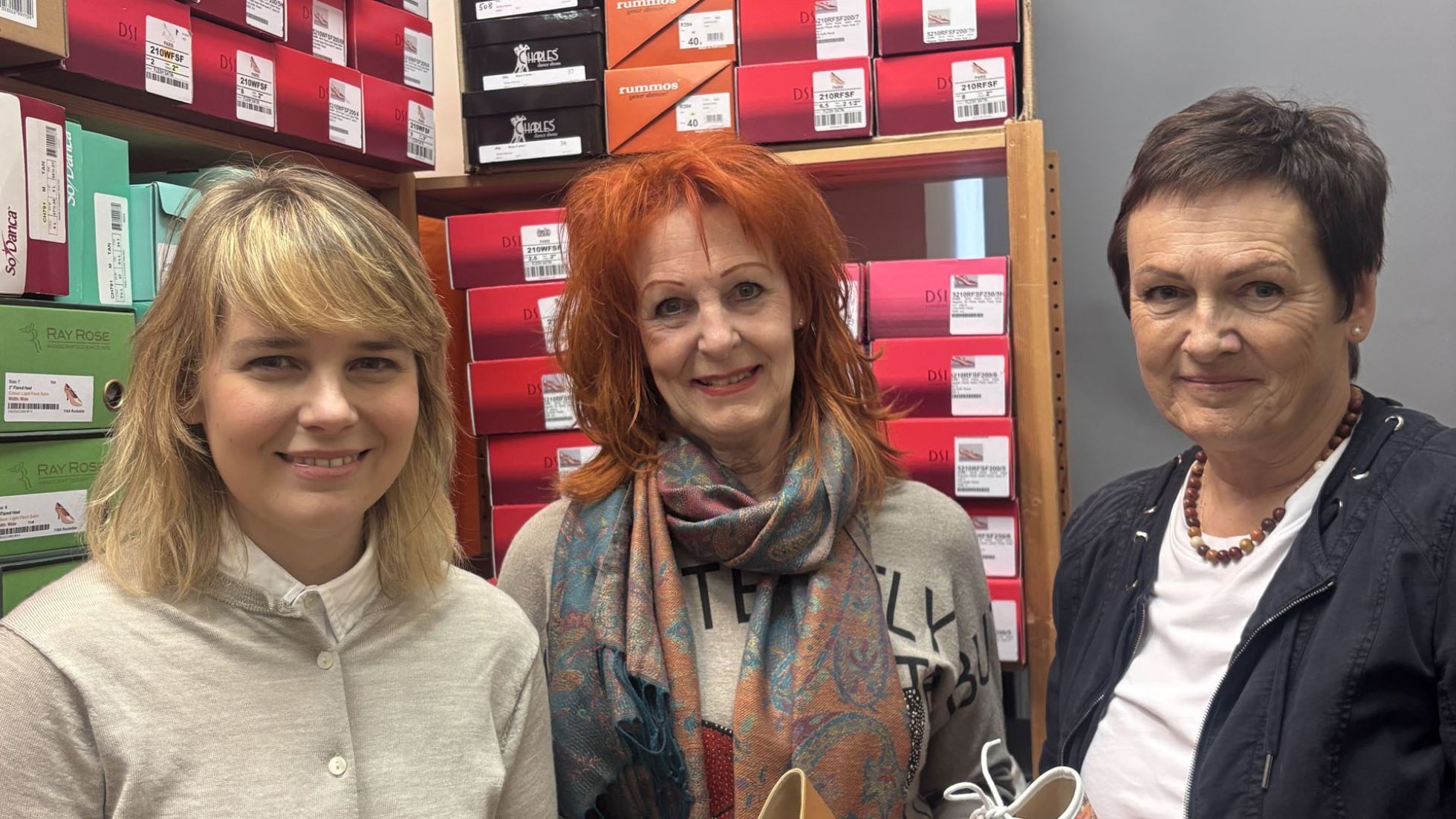 copyright: BV 16 3 Frauen in einem Schuhgeschäft