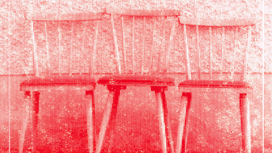 Aufnahme von 3 Stühlen, bearbeitet mit einem roten Filter