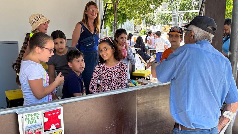 copyright: BV 16 Kinder informieren Erwachsen an einem Info-Stand