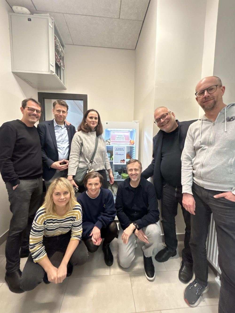 Gruppenfoto vor dem Fairteiler-Schrank.