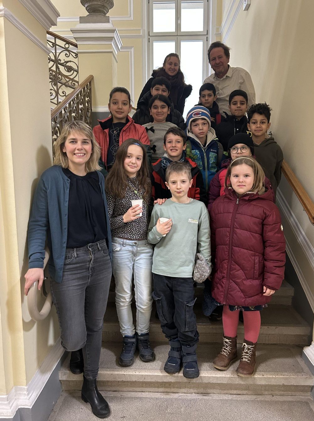 Kinder der Volksschule Julius Meinl Gasse mit Bezirksvorsteherin Stefanie Lamp