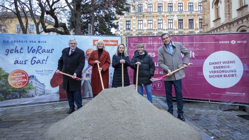 3 Frauen und 2 Frauen mit Schaufeln