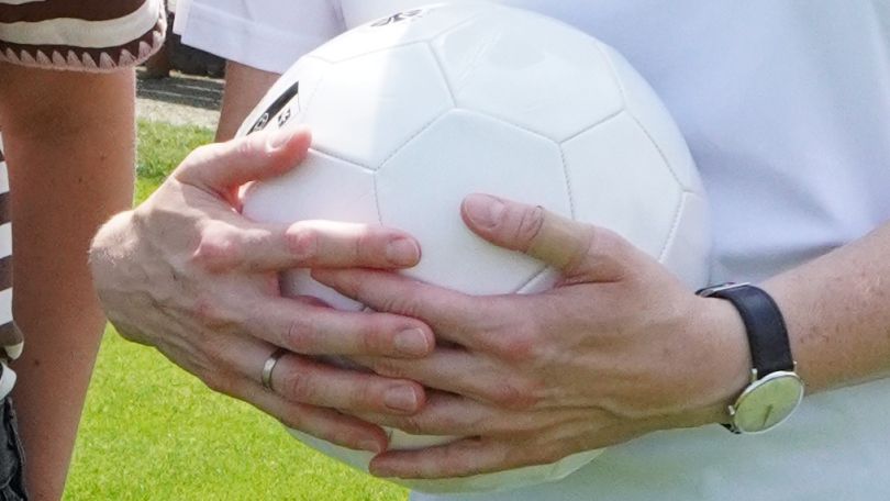 2 Hände halten einen Fußball