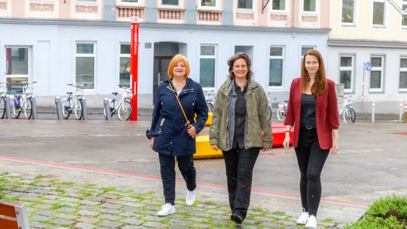 Bezirksrätin Elisabeth Mössmer-Cattalini, Vorsitzende der Bezirksentwicklungskommission, Petra Jens, Beauftragte für Fußverkehr in der Mobilitätsagentur und Alice Seidl, stellvertretende Bezirksvorsteherin