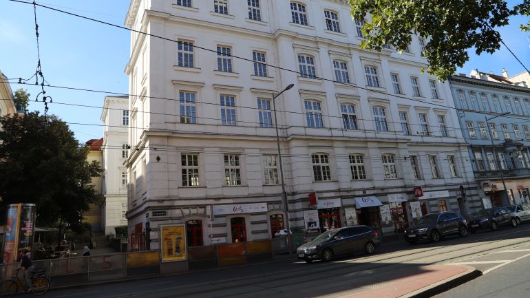 copyright: tompeschad Schulgebäude