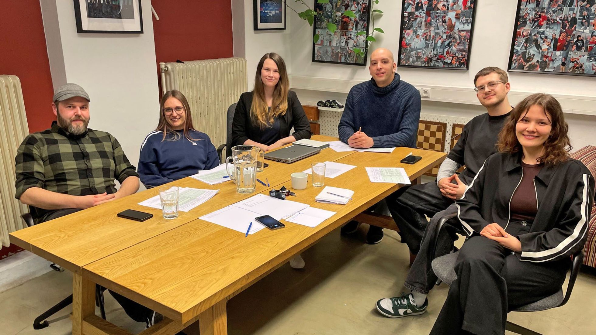 copyright: BV 17 3 Frauen und 3 Männer sitzen an einem Tisch