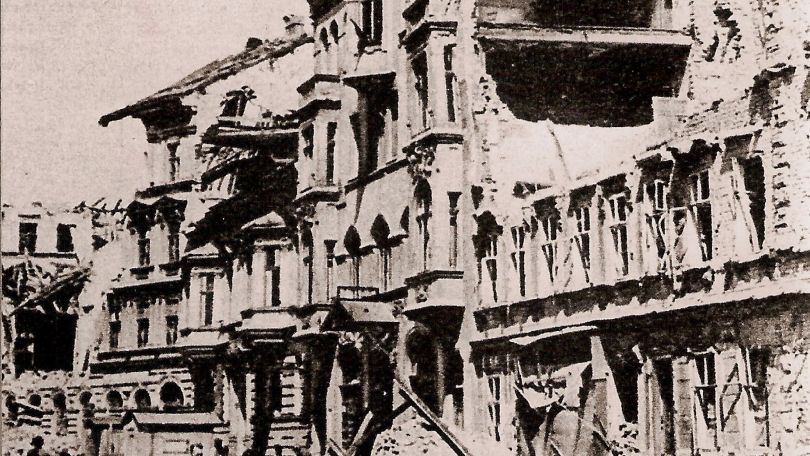 copyright: BV 21 Fotografie eines Bombenschadens in schwarz-weiss