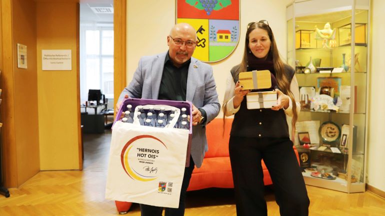 copyright: BV 17 BV Peter Jagsch und Bezirksrätin Christina Steckbauer halten Mehrwegflaschen und Mehrwegboxen in den Händen