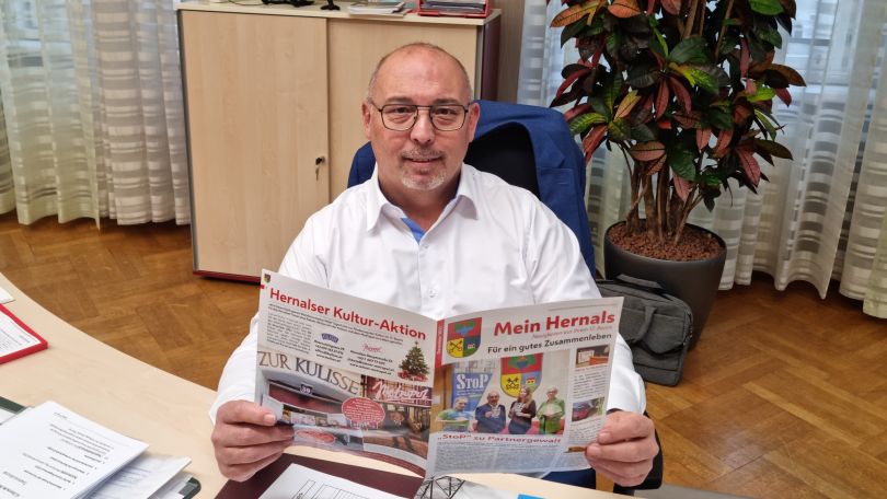 Bezirksvorsteher Peter Jagsch hält die Broschüre "Mein Hernals"