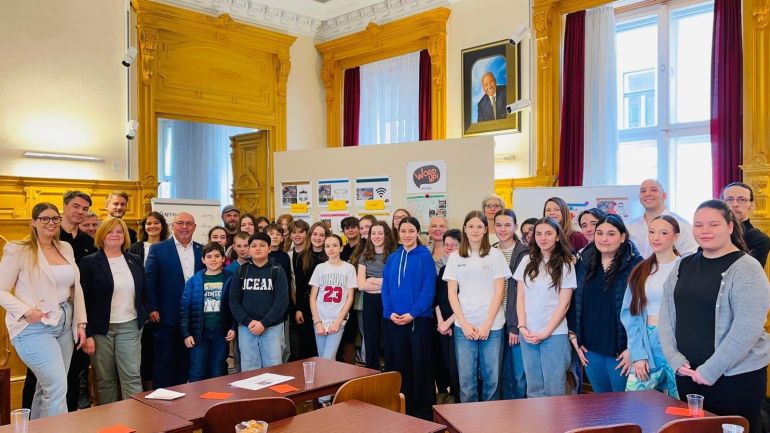 Gruppenfoto von Jugendlichen in einem Saal