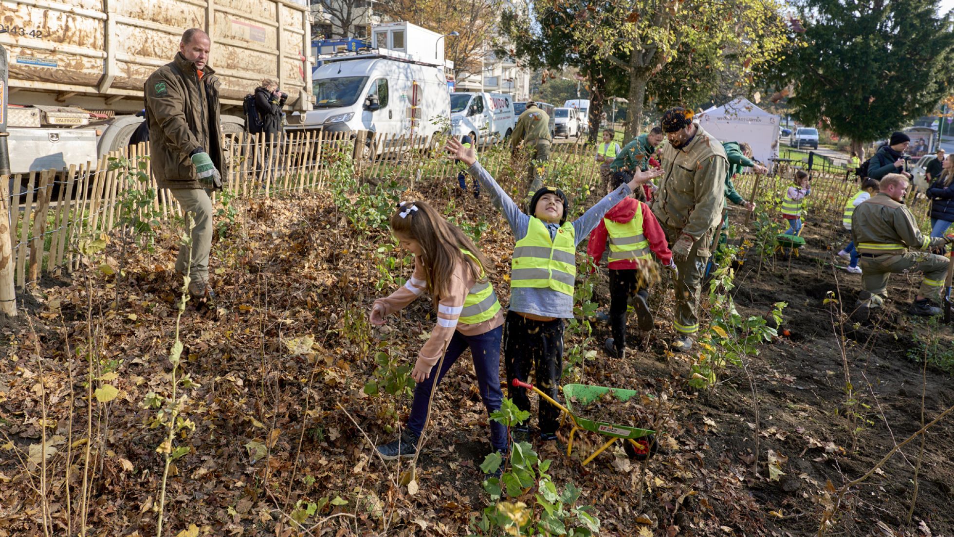 StR Czernohorszky - Wr. Wäldchen mit BVin Nossek, Türkenschanzplatz, 8.11.2024 © Stadt Wien/Markus Wache