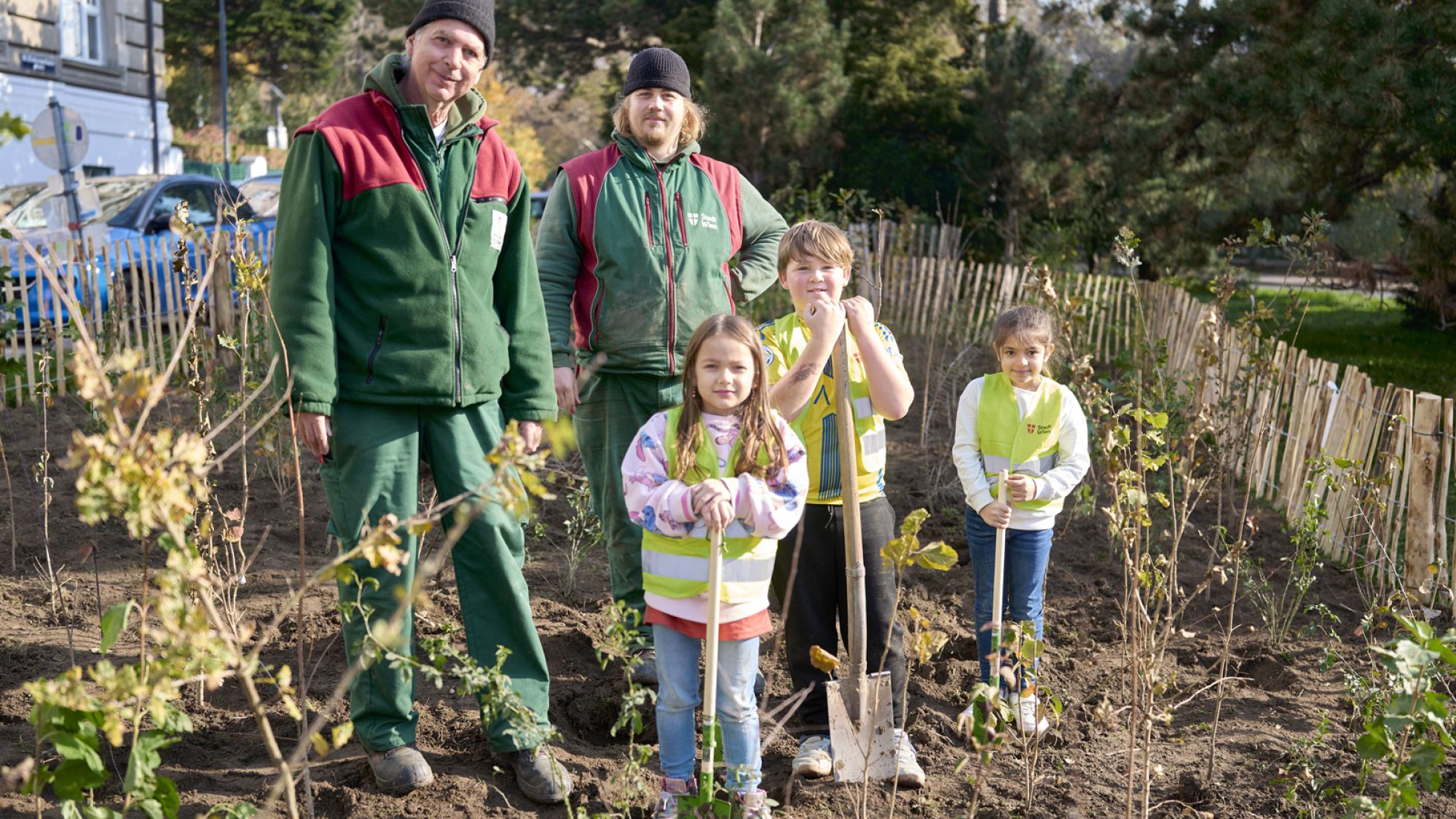 copyright: Stadt Wien/Markus Wache StR Czernohorszky - Wr. Wäldchen mit BVin Nossek, Türkenschanzplatz, 8.11.2024 © Stadt Wien/Markus Wache
