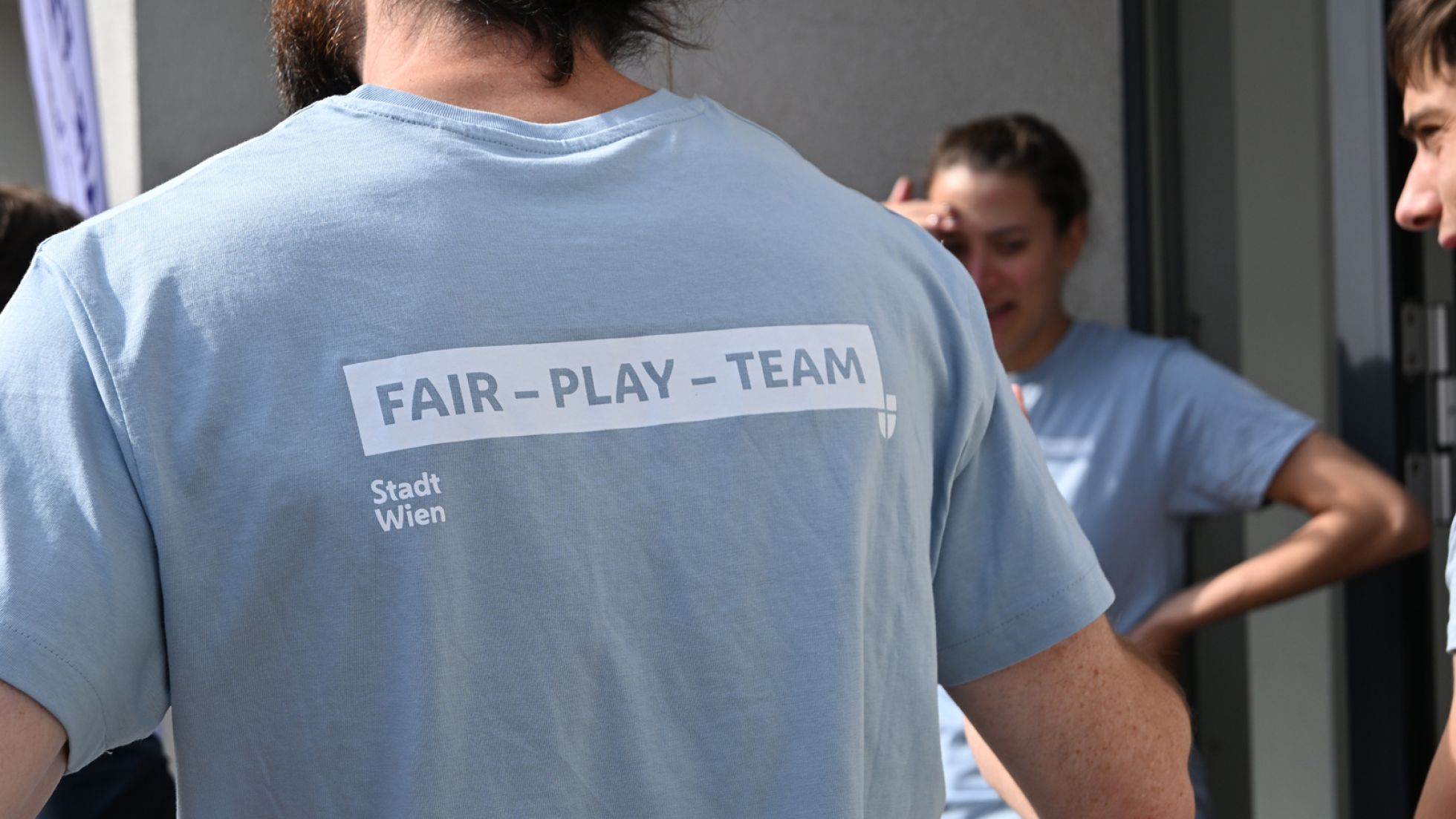 copyright: BV 18 Ein Mann von hinten mit blauem T-Shirt mit der Aufschrift Fair Play Team