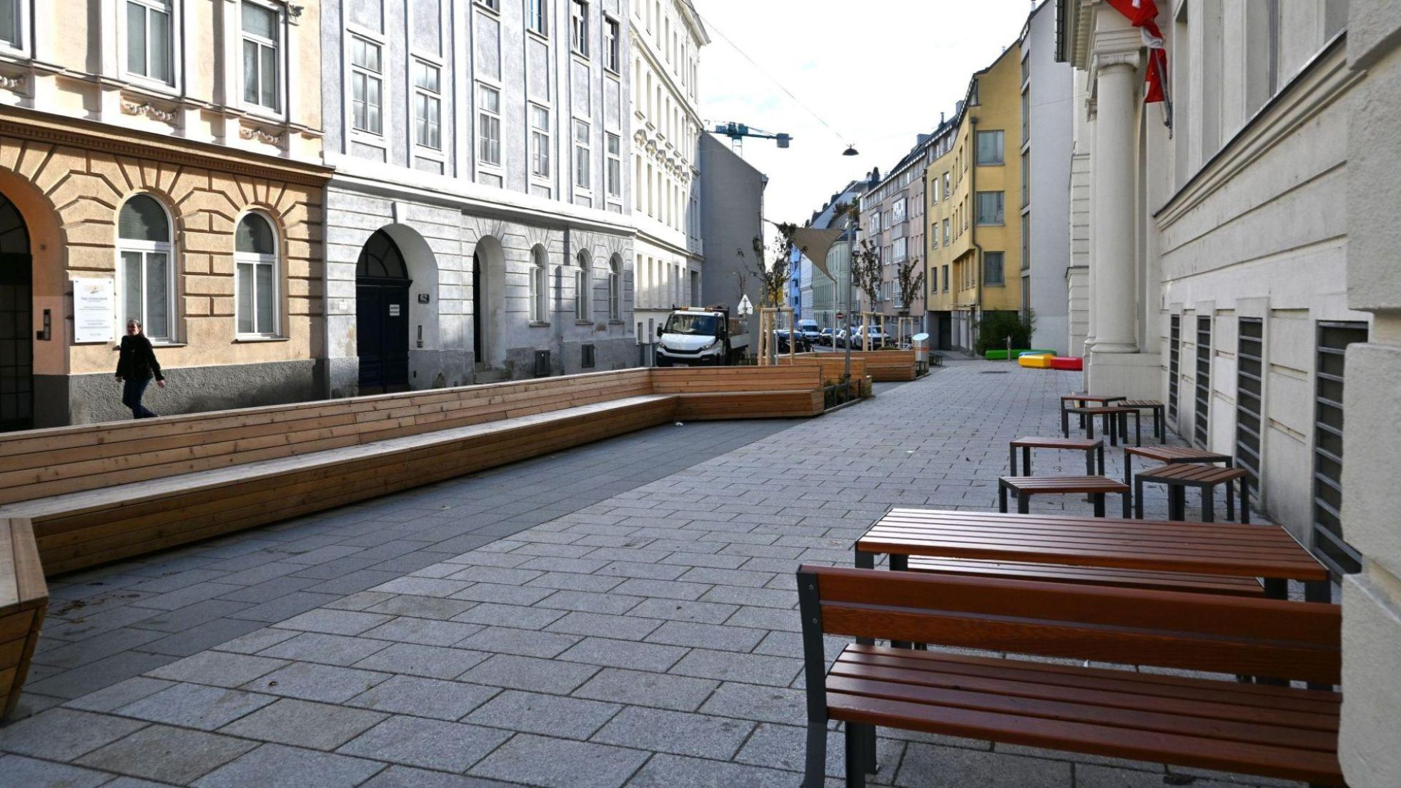 Holzbänke und Tische vor der Schule.