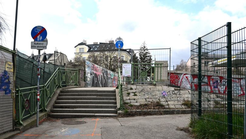 copyright: BV 18 Straße, die in breitere Treppen hinauf führt, rechts im Bild ist ein Zaun.