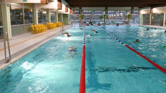 Längenschwimmbecken im Hallenbad Brigittenau mit Fahnengirlande