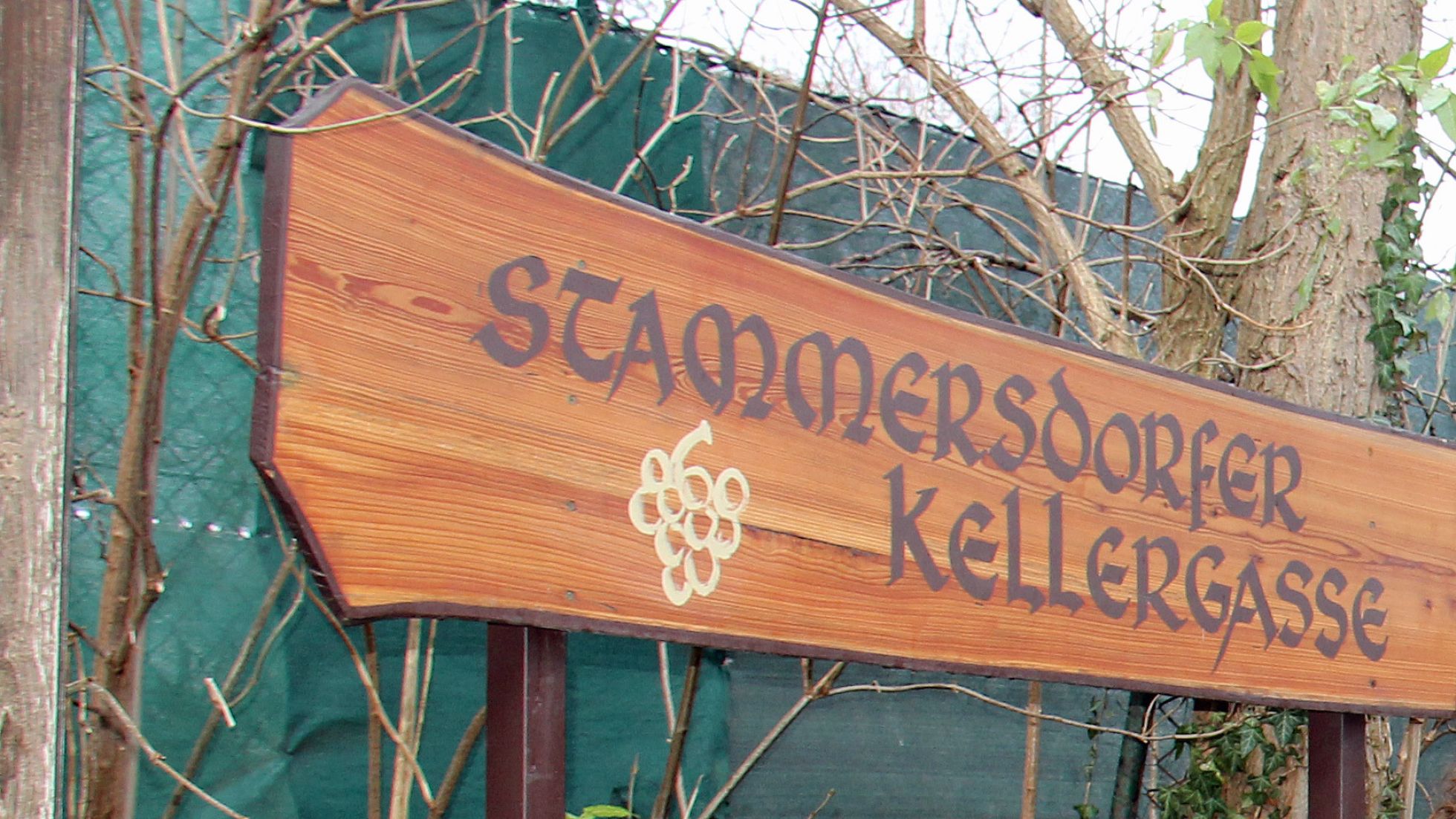 Schild aus Holz mit Aufschrift Stammersdorfer Kellergasse