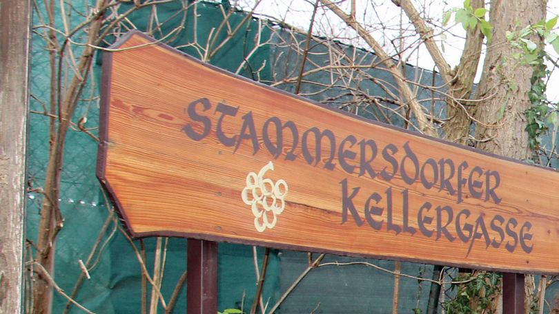 copyright: GB* - BV 21 Schild aus Holz mit Aufschrift Stammersdorfer Kellergasse