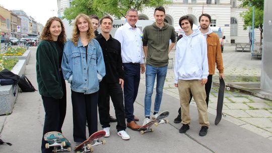 Bezirksvorsteher Papai und Jugendbezirksrat Paul Stich mit jungen Skater*innen