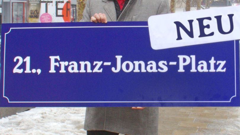 Übergroßes Straßenschild "21., Franz-Jonas-Platz"