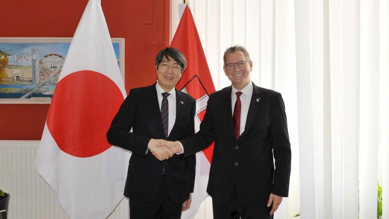 Japans Botschafter und Bezirksvorsteher Floridsdorf schütteln Hände