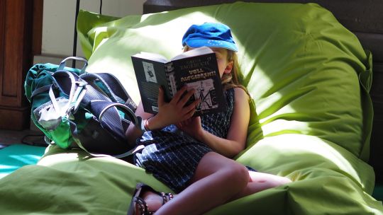 Ein Kind in einem Sitzsack liest ein Buch