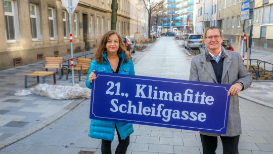 BV Georg Papai und Stadträtin Ulli Sima mit einer Tafel "Schleifgasse"