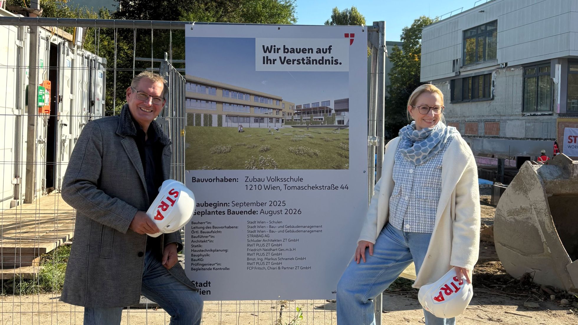 Georg Papai und Andrea Trattnig stehen vor der Baustelle