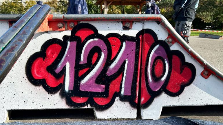 Skaterrampe mit Graffiti "1210"