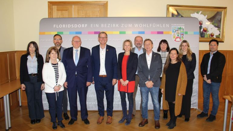 copyright: BV 21 Gruppenfoto vor einem großen Banner mit Überschrift "Floridsdorf"