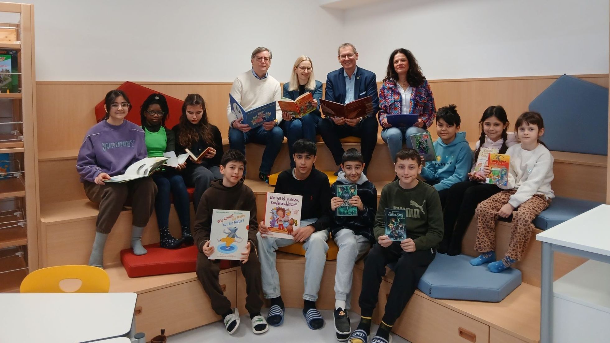 copyright: BV 21 Gruppe von Schülerinnen und Schülern, Lehrpersonal sowie der Bezirksvorstehung