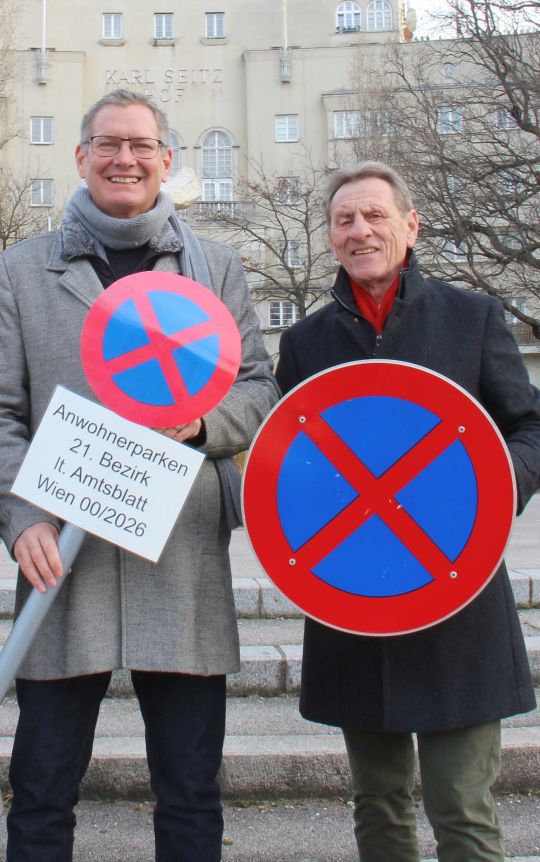 copyright: BV 21 Bezirksvorsteher Georg Papai und Bezirksvorsteher-Stellvertreter Josef Fischer halten Verkehrsschilder zu Anwohnerparken