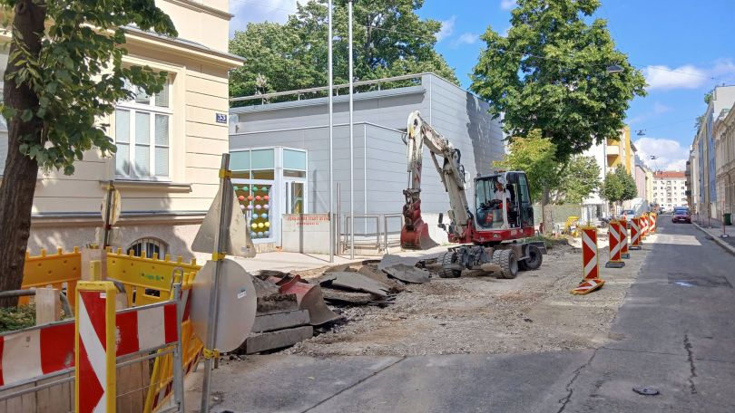 copyright: BV 21 Baustelle in der Mengergasse; ein Bagger steht auf dem aufgerissenem Betonboden der Fahrbahn