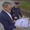 copyright: BV 21 Bezirksvorsteher Georg Papai steht neben einem Polizisten. Sie betrachten ein Plakat zum Böllerverbot.