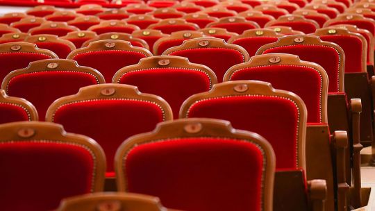Leere Sitzreihen eines Theatersaals