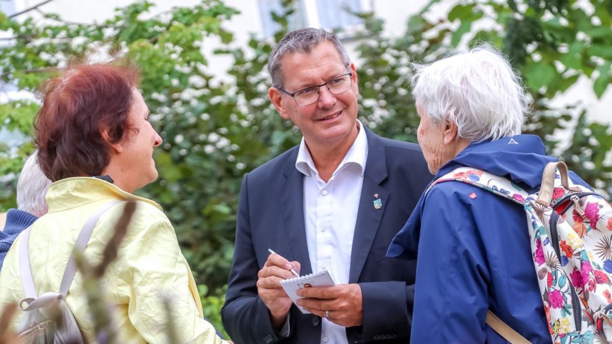 Bezirksvorsteher spricht mit Anrainerinnen