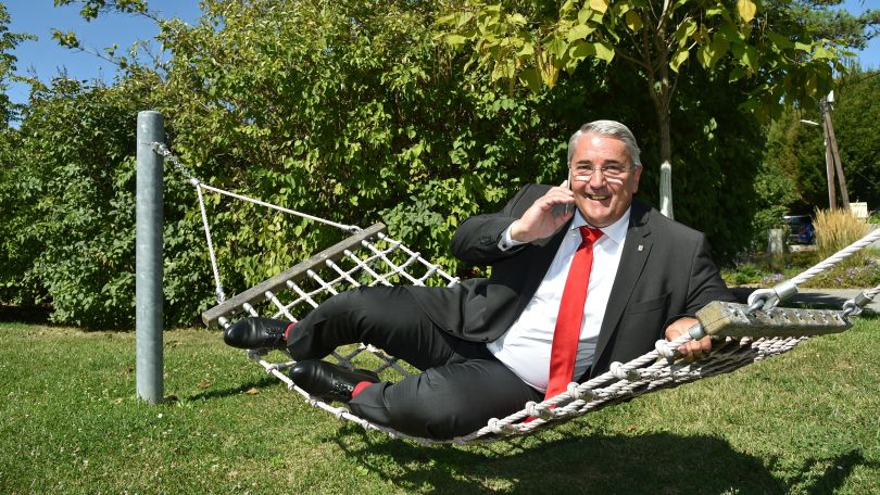 Bezirksvorsteher Ernst Nevrivy beim Telefonieren