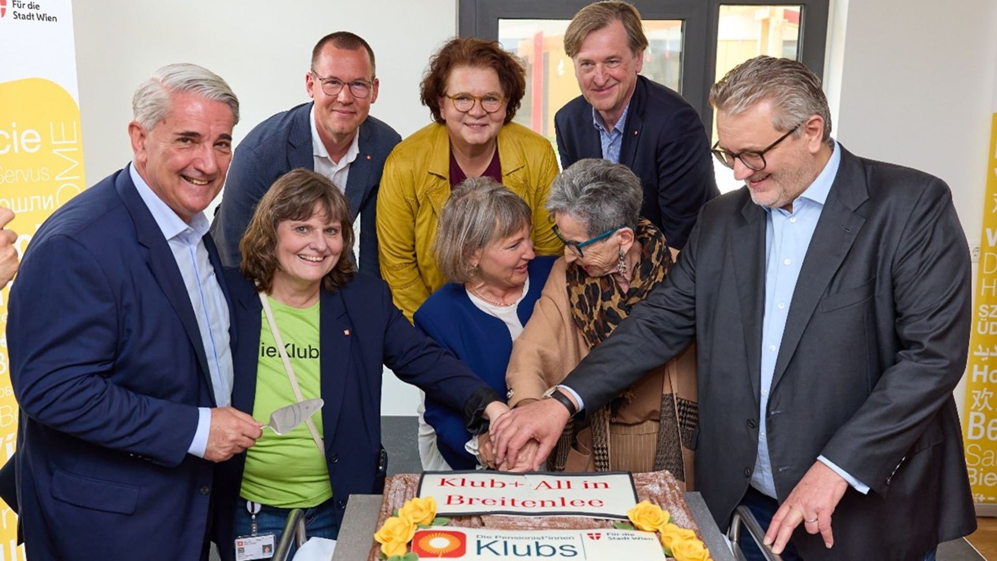 copyright: Schedl 4 Männer und 4 Frauen schneiden einen Kuchen an