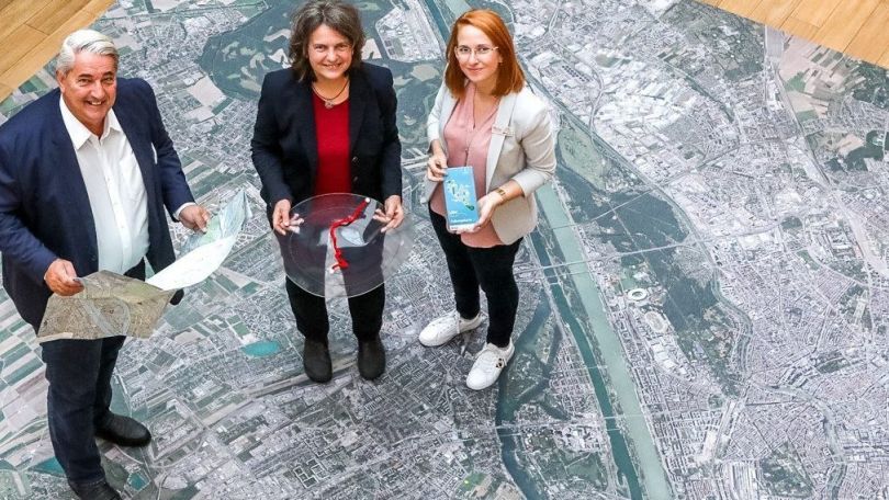 copyright: Mobilitätsagentur/Christian Fürthner BV Nevrivy und 2 Frauen stehen auf einem überdimensionalen Wien-Plan