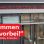 Eingangsportal zum Amtshaus Donaustadt, rechts roter Schriftzug mit "Kommen Sie vorbei!"