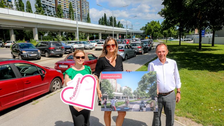 NEOS Wien Mobilitätssprecherin Angelika Pipal-Leixner, Mobilitätsstadträtin Ulli Sima und Liesings Bezirksvorsteher Gerald Bischof.