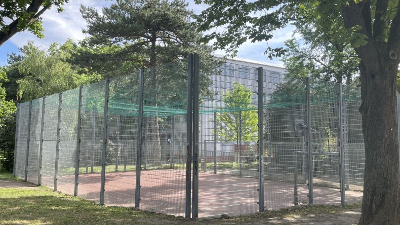 copyright: BV 23/Genitheim Umzäunter Sportplatz in einem Park