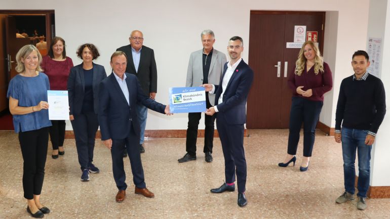 copyright: Klimabündnis 9 Personen mit Schild "Klimabündnis Bezirk"