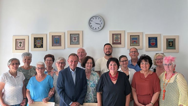 Gerald Bischof mit Seniorinnen und Senioren