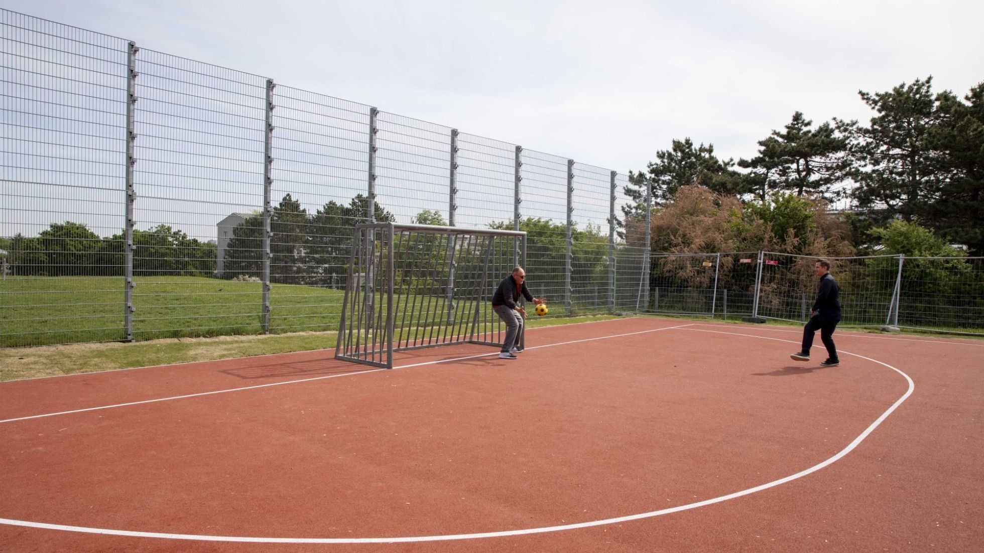 Ballspielplatz mit Gitterzaun, Fußballtor und EPDM-Belag